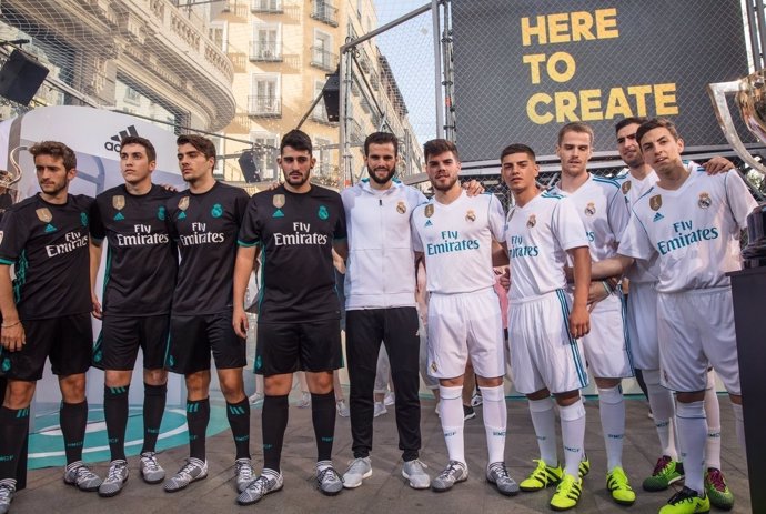 Nacho muestras las dos equipaciones del Real Madrid para la 2017-18