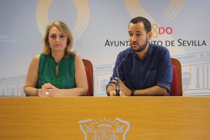 Los ediles de IU, Eva Oliva y Daniel González Rojas, durante la rueda de prensa