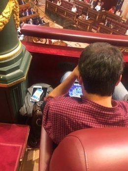 El alcalde de A Coruña juega en su tableta en el Congreso.