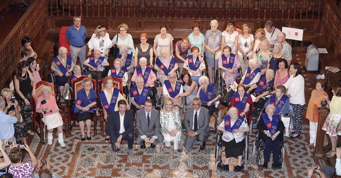 CIFUENTES PARTICIPA EN EL HOMENAJE A LOS MAYORES CENTENARIOS DE LA COMUNIDAD DE 