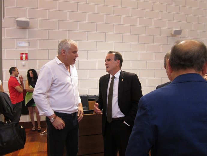 Sánchez Quero habla con el portavoz del grupo En Común antes del pleno de DPZ