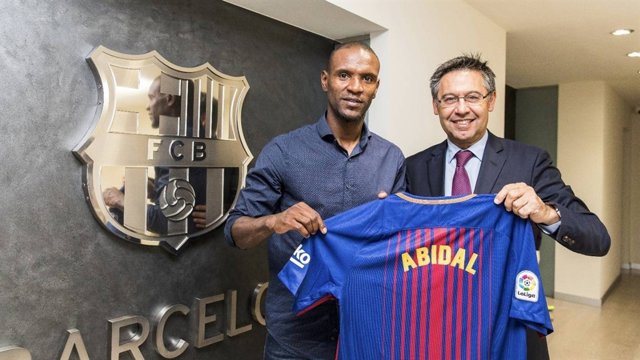 Abidal al costat de Josep Maria Bartomeu