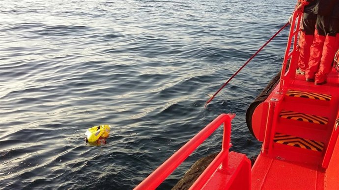 Rescatan a los tripulantes de un pesquero hundido en la Ría de Vigo.