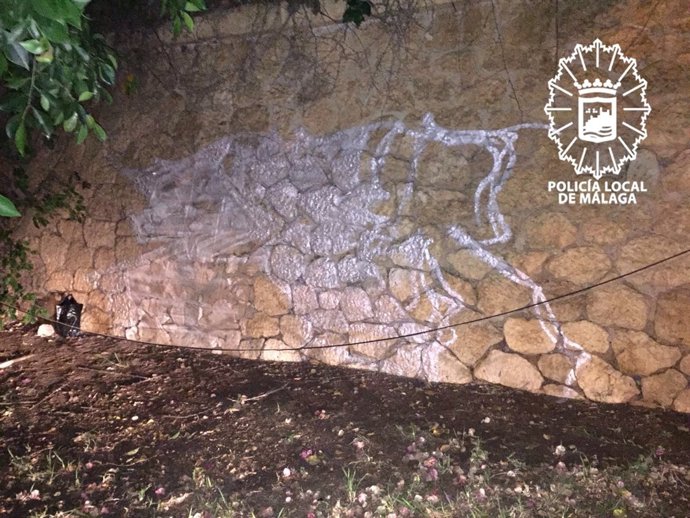 Pintadas en el muro del Cementerio Inglés 