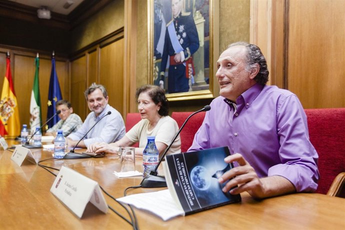 El Salón de Plenos del Palacio Provincial, lleno durante la presentación.