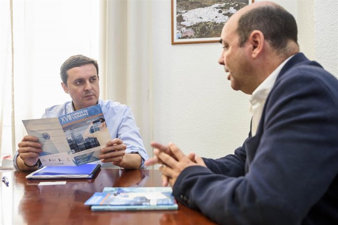 Javier Aureliano García y José Luis Ruiz Real, durante el encuentro mantenido.