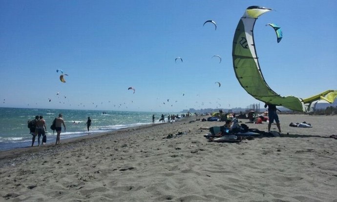 Kitesurf playa bañistas deporte kite club deporte disciplina viento cometa naveg