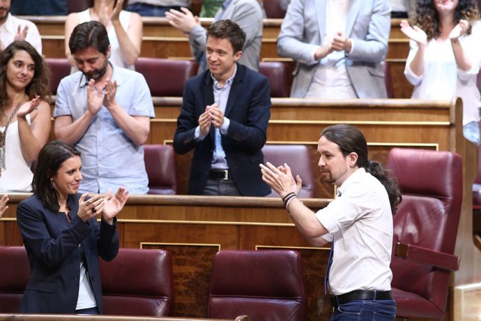 Els diputats de Podem aplaudeixen a Pablo Iglesias al debat de la moció