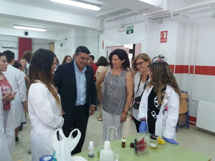 Vicente Zarza visita un IES de Valverde del Camino (Huelva). 