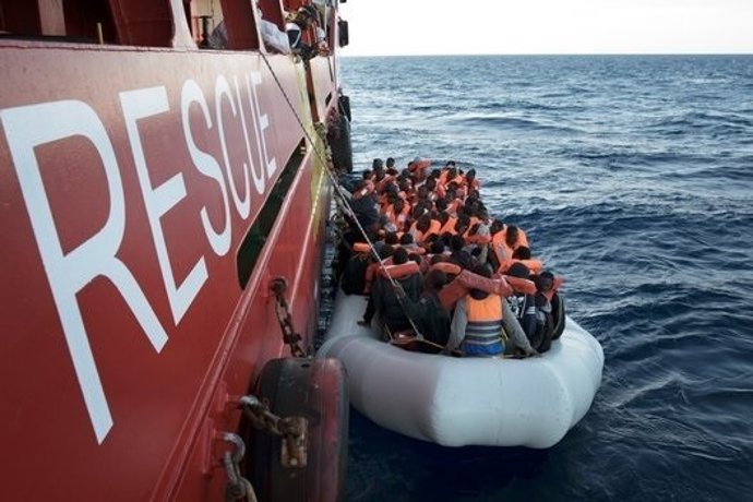 Rescat d'immigrants i refugiats per part d'MSF en el Mediterrani