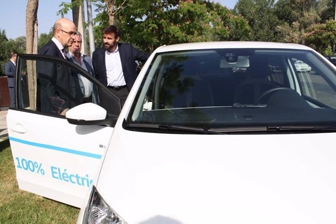 Carmona junto a uno de los coches eléctricos