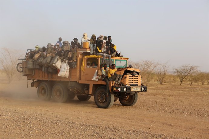 Camión con migrantes en el Sáhara rumbo a Agadez (Níger)