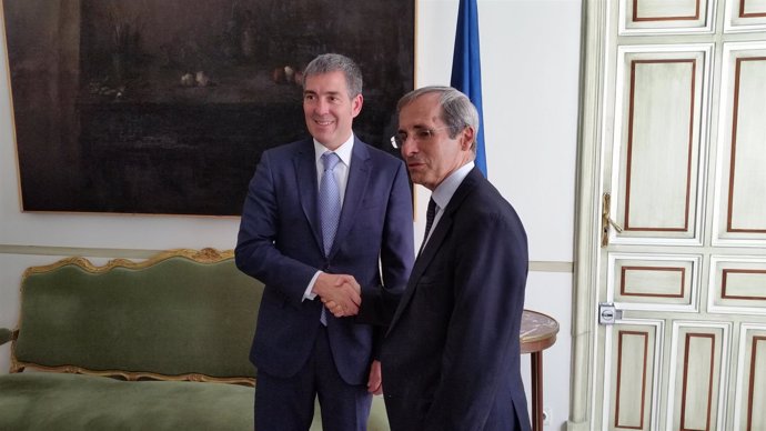 El presidente canario, Fernando Clavijo, junto al embajador francés en España