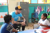 Sergio Ramos visita a los niños afectados por las inundaciones en Perú