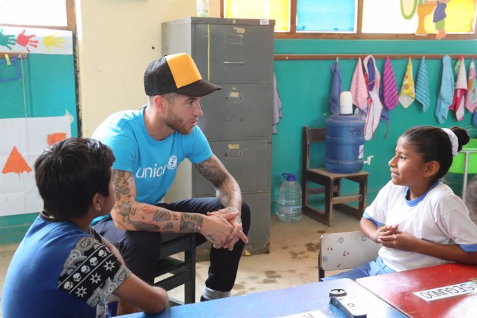 Sergio Ramos en su visita a Perú con UNICEF