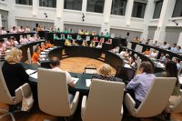 Adolescentes piden a Madrid parques con bancos enfrentados para charlar y acceso a BiciMAD con abono transporte