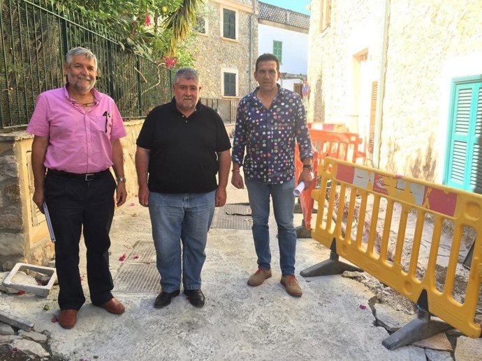 Joan Font, Joan Manera y Guillem Villalonga durante la visita del Consell