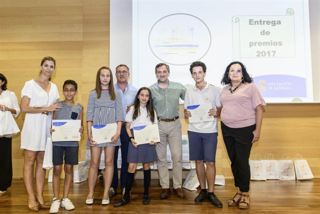 Los finalistas del Concurso de Relatos Interculturales con sus premios.
