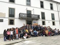 Los presidentes de los parlamentos de Asturias y Galicia se reúnen con un centenar de escolares de ambas orilas del Eo