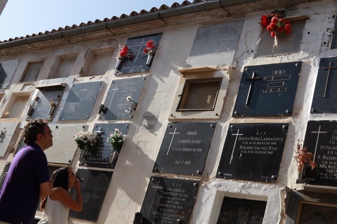Rojas y González miran la tumba de Sánchez Badajoz (arriba, con rosas rojas)