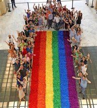 Lista la bandera que lucirá Cibeles en el Orgullo, de 72 metros cuadrados