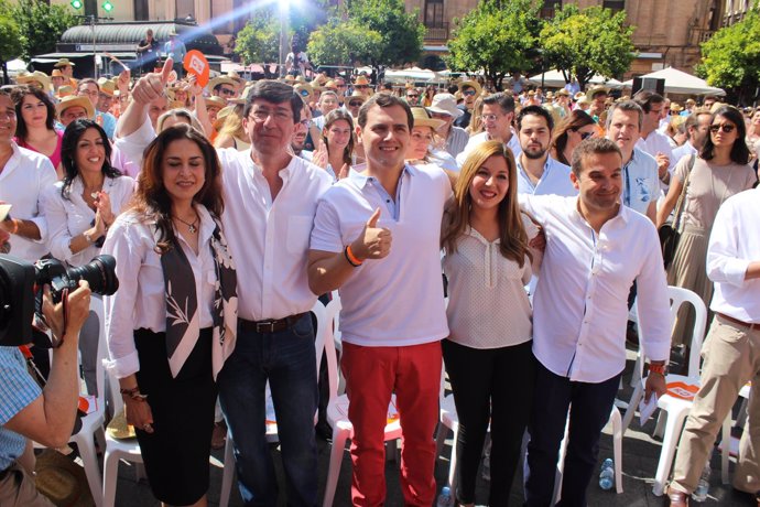 Albert Rivera con Juan Marín y militantes de Ciudadanos