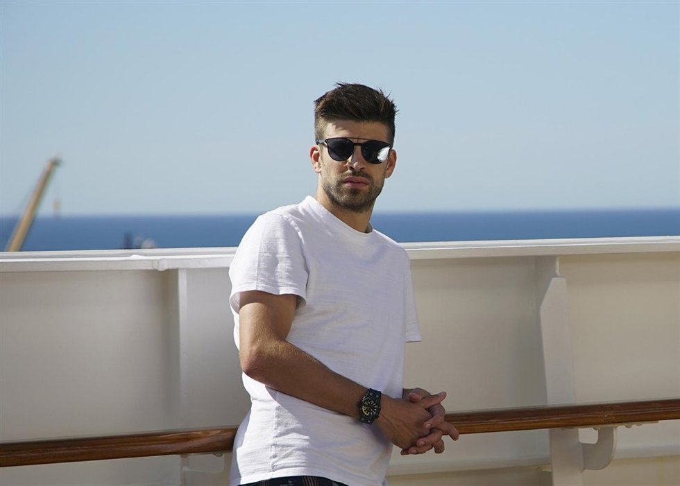  Piqué Tras Los Pasos De Shakira                             