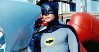 Los Ángeles enciende la bat-señal en homenaje a Adam West