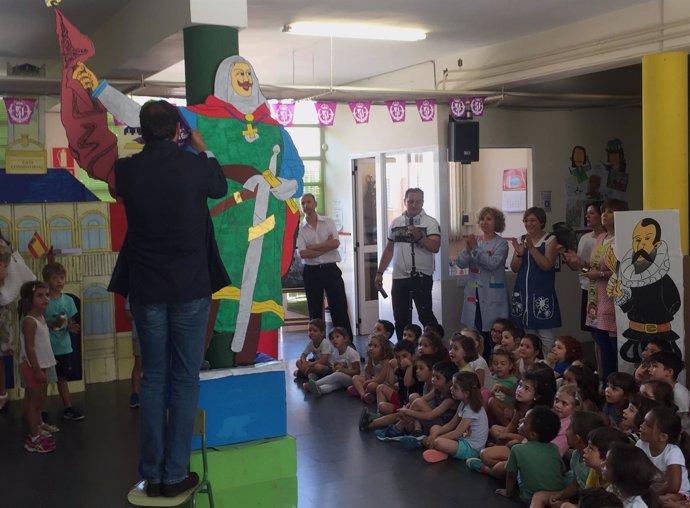 El alcalde de Valladolid coloca una pañoleta al Conde Ansúrez en el colegio