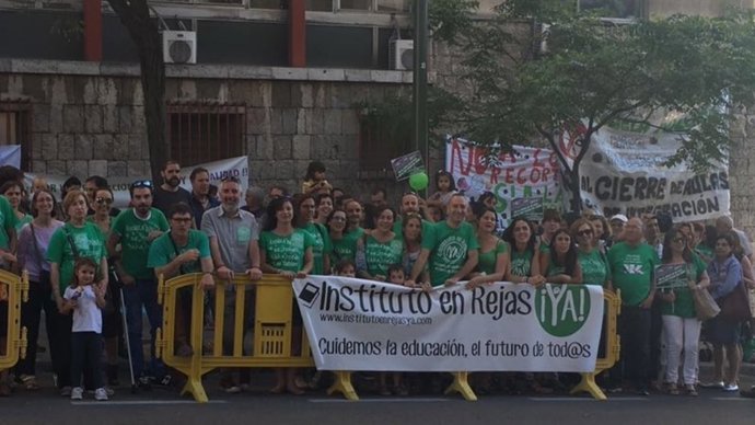 Concentración para reclamar un nuevo instituto en el barrio de Rejas