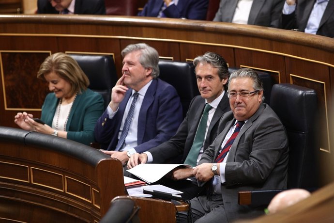 Méndez de Vigo, De la Serna i Zoido en el debat de la moció