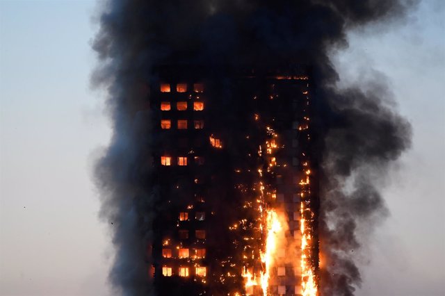 Incendio en un bloque de apartamentos en Londres