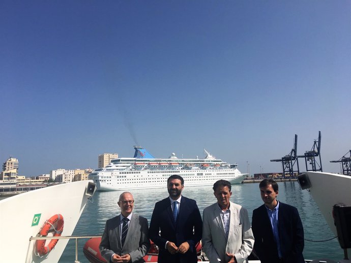 El consejero de Turismo en el puerto de Cádiz