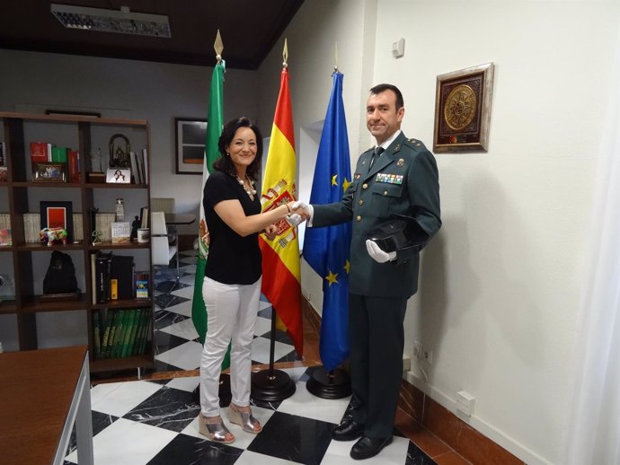 Crespín saluda al nuevo teniente coronel de la Guardia Civil, Juan Carretero