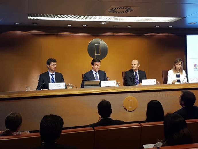 Eduardo López-Puertas durante la firma de un convenio.