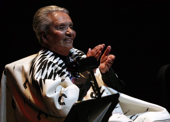 Legendary Costa Rican singer Chavela Vargas claps during the launch of her recor
