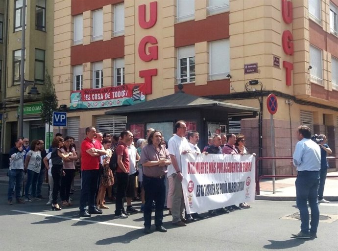 Imagen de la concentración por el trabajador fallecido en la presa de Enciso