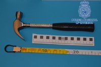 Detenida por golpear a su marido con un martillo