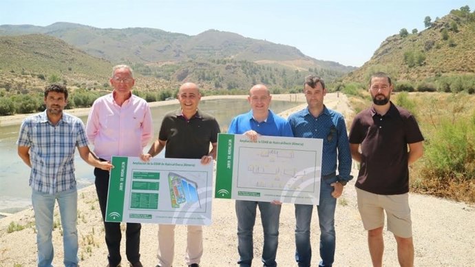 Martínez porta los carteles que describen actuación en la EDAR de Huércal-Overa