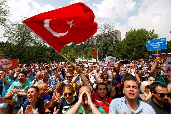 Manifestantes protestan contra la condena de un parlamentario de CHP