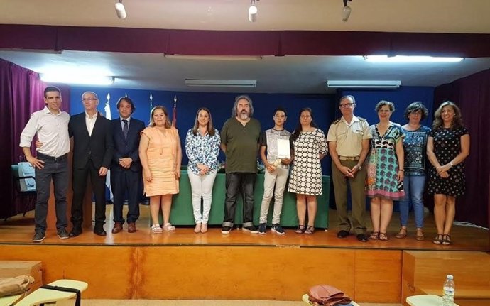 Autoridades junto al alumno galardonado