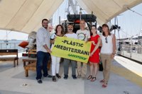 Armengol y Picornell visitan el buque Rainbow Warrior de Greenpeace para conocer su campaña sobre plásticos en el mar