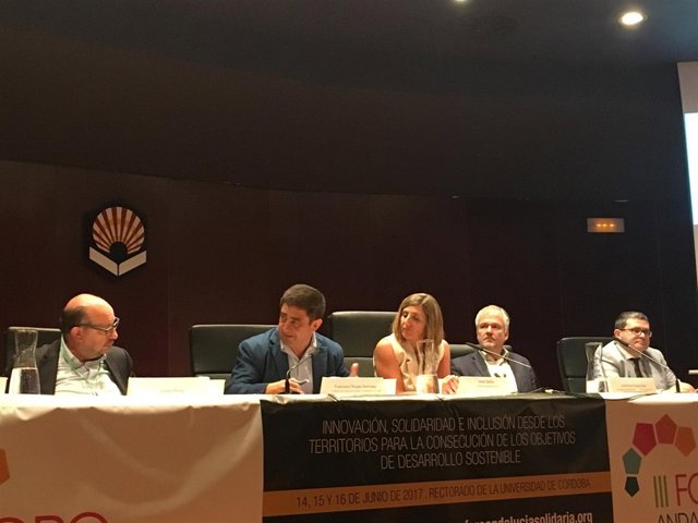 Reyes (2i) interviene en una mesa redonda del III Foro Andalucía Solidaria.