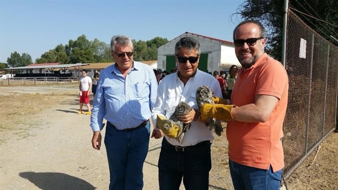 Algar (dcha.) durante la suelta de aves
