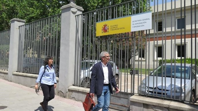 La vicelacaldesa Broto ante el Ministerio de Empleo y Seguridad Social