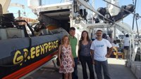 Una delegación de Cort visita el Rainbow Warrior de Greenpeace para apoyar su campaña sobre el plástico en el mar