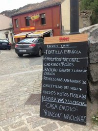 Piden retirar la terraza a un bar con terminología franquista en su carta