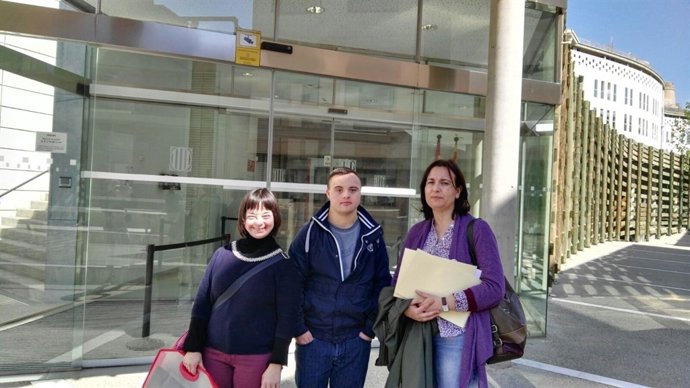 Pilar Sanjuán i dos joves de Down Lleida davant la Fiscalía