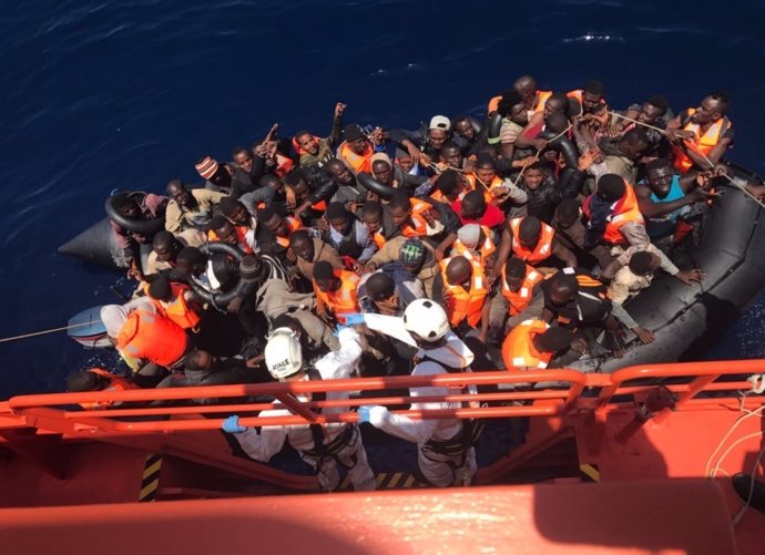 Patera con 61 personas rescatada en el Mar de Alborán
