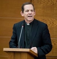 El rector de la Universidad de la Santa Cruz de Roma: "Es mejor parroquias descubiertas que con sacerdotes no idóneos"